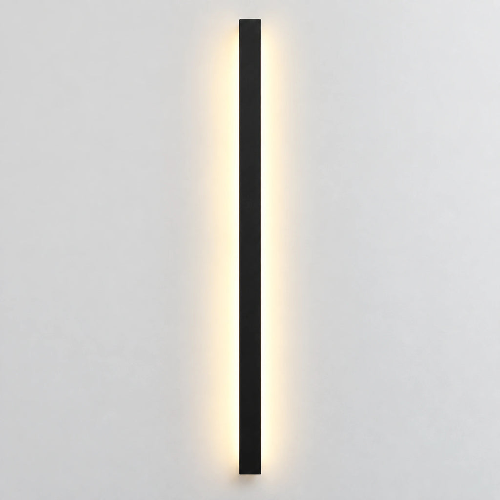 Applique murale extérieure LED noire, vue de face sur fond clair