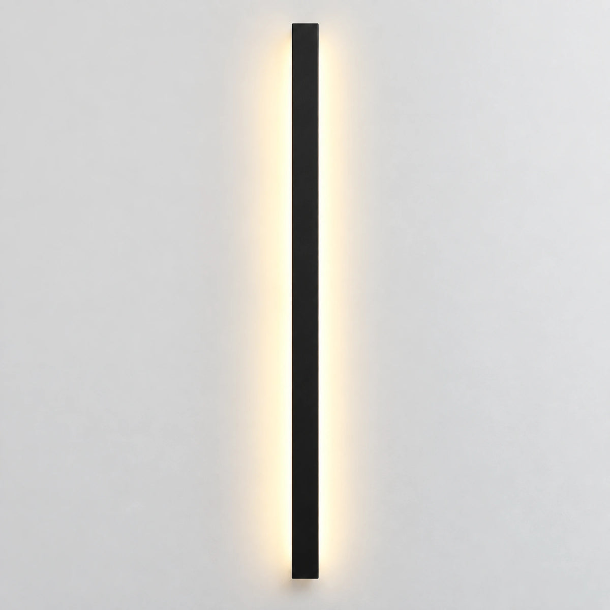 Applique murale extérieure LED noire, vue de face sur fond clair