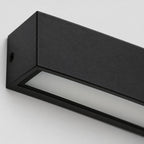 Détail de la finition noire et du diffuseur en verre de l’applique LED