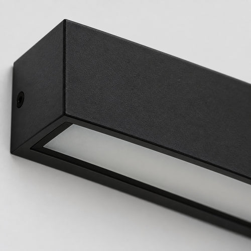 Détail de la finition noire et du diffuseur en verre de l’applique LED