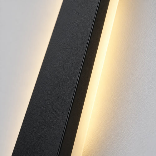 Détail du métal noir mat et du diffuseur acrylique lumineux