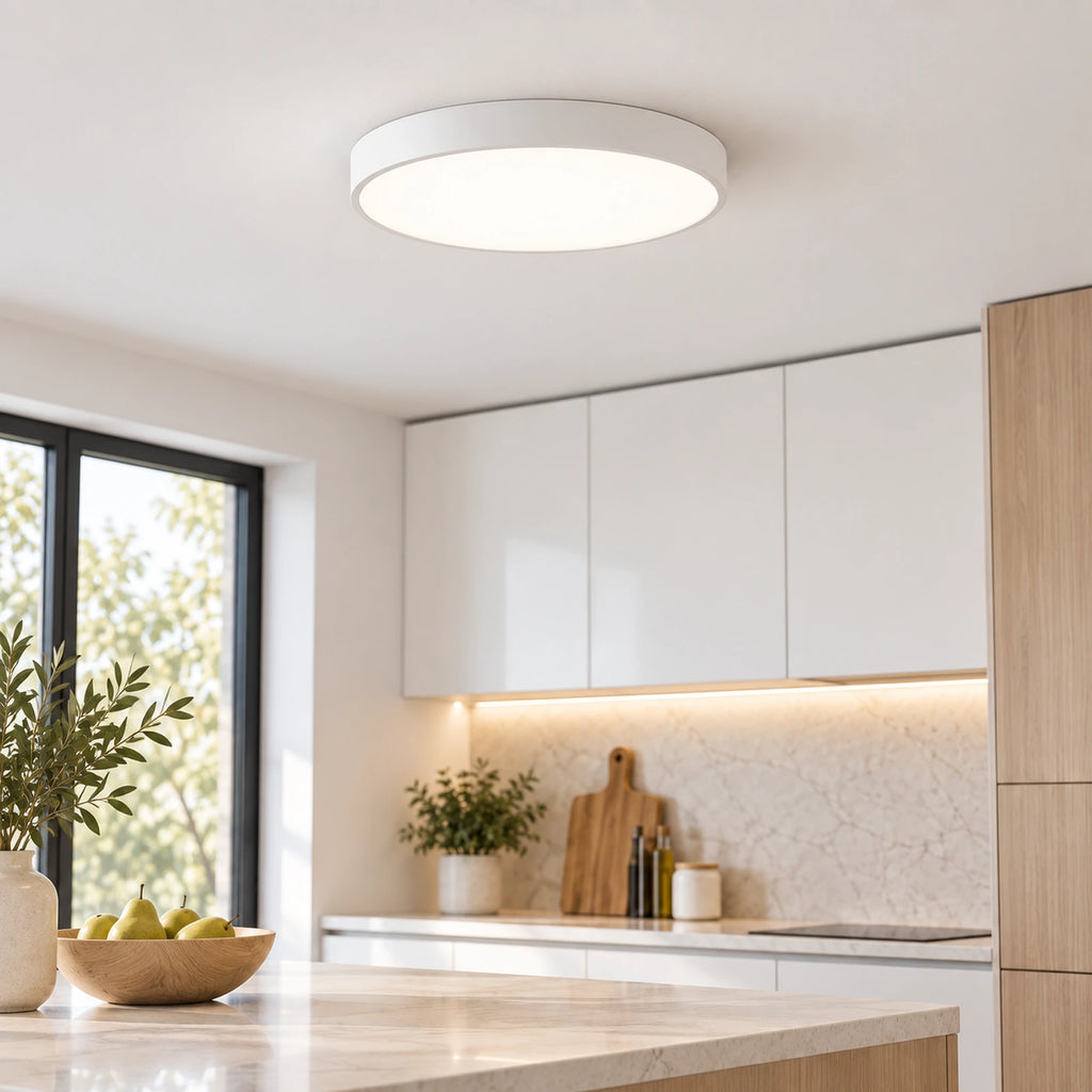 Plafonnier LED ultra-plat blanc installé dans une cuisine