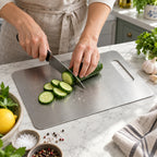 Découpe de concombre sur la planche en acier inoxydable 304