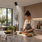 Spot LED noir à lumière blanche utilisé dans une cuisine