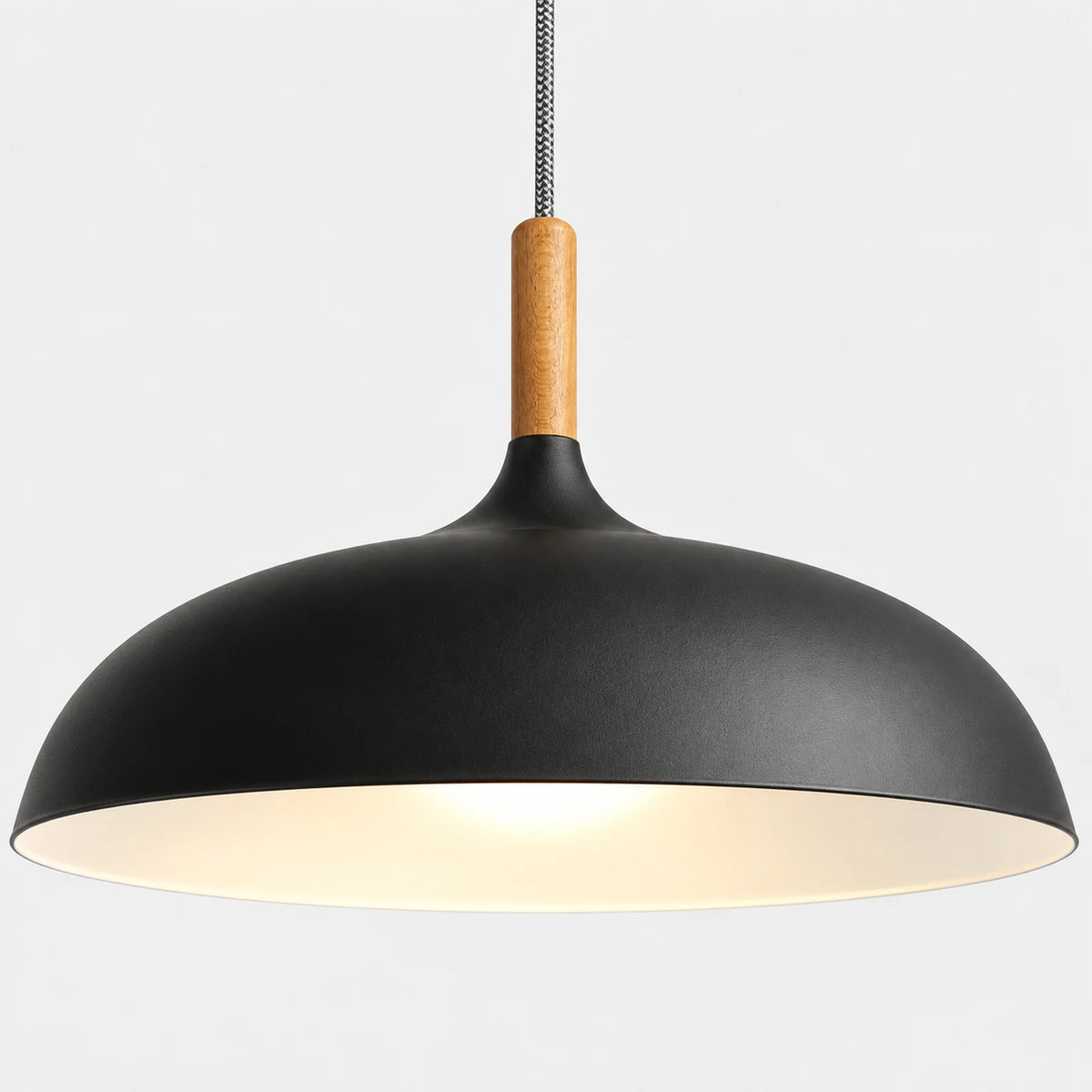 Abat-jour noir en aluminium et tige en bois – détail