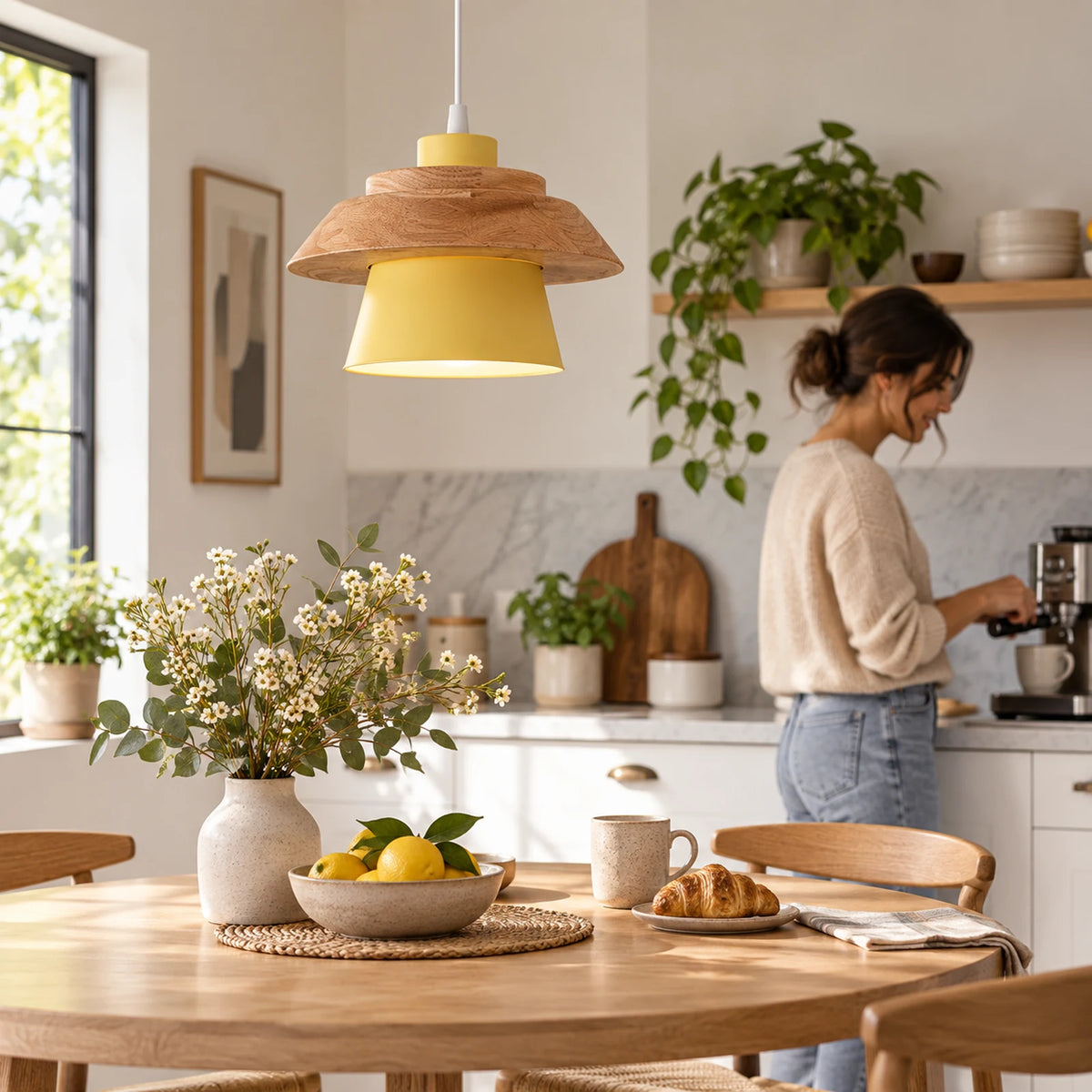 Suspension jaune en bois et métal dans une cuisine
