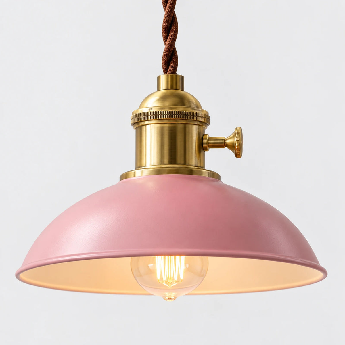 Suspension en métal rose et douille couleur laiton – détail