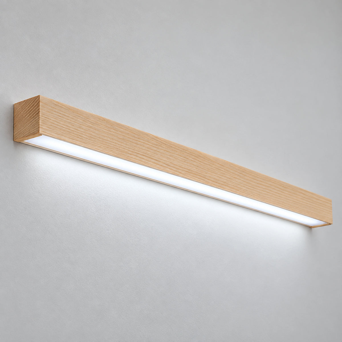 Détail applique murale LED en bois 60 cm lumière blanche