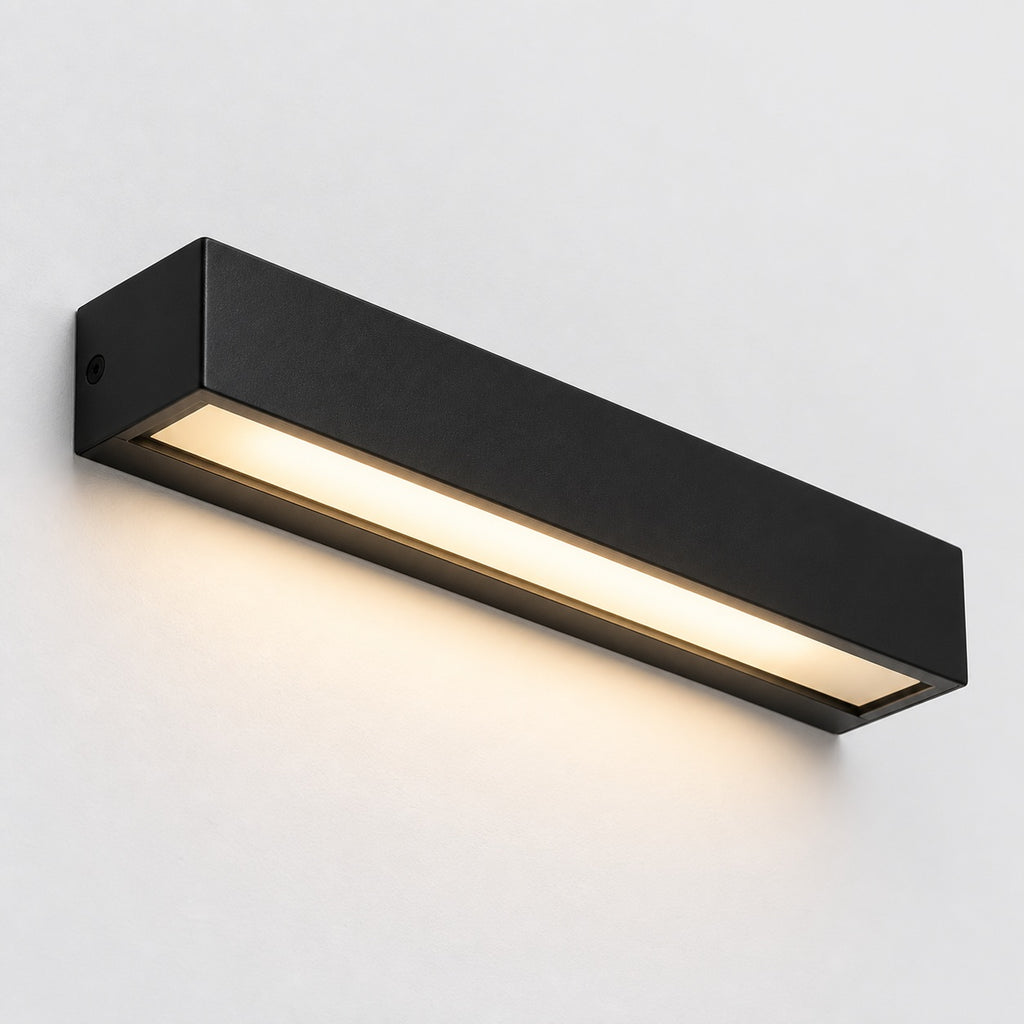 Vue en contre-plongée de l’applique noire et de son diffuseur inférieur
