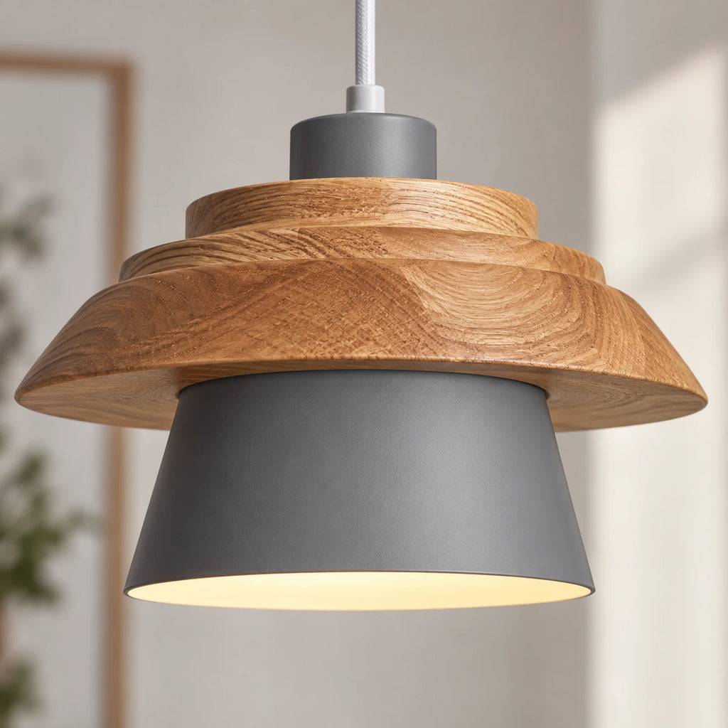 Détail de la suspension grise en bois et métal