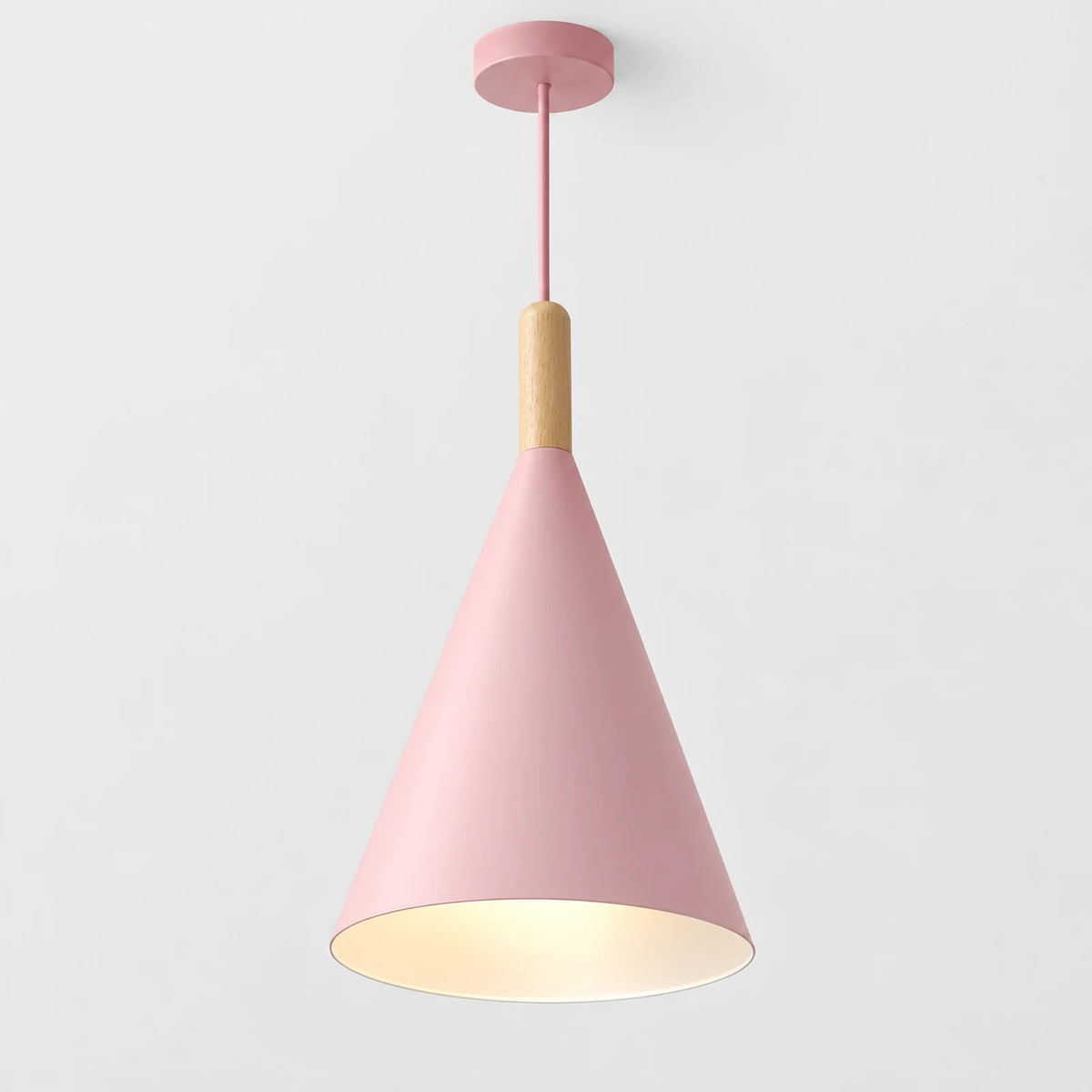 Suspension conique rose en métal et bois – vue de face