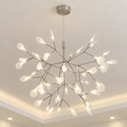 Suspension LED arbre argentée installée au plafond