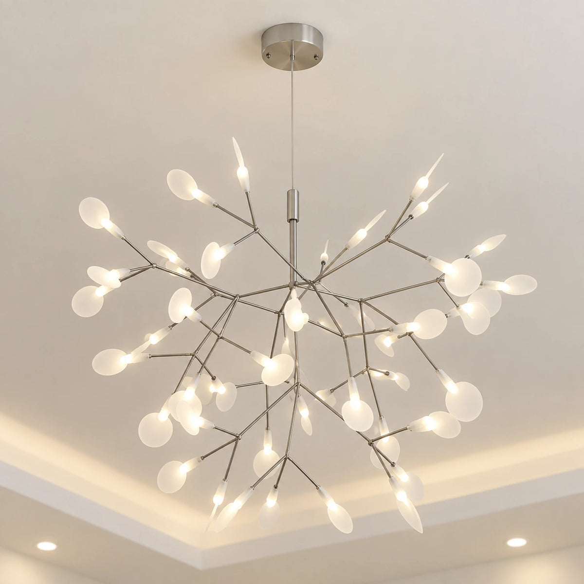 Suspension LED arbre argentée installée au plafond