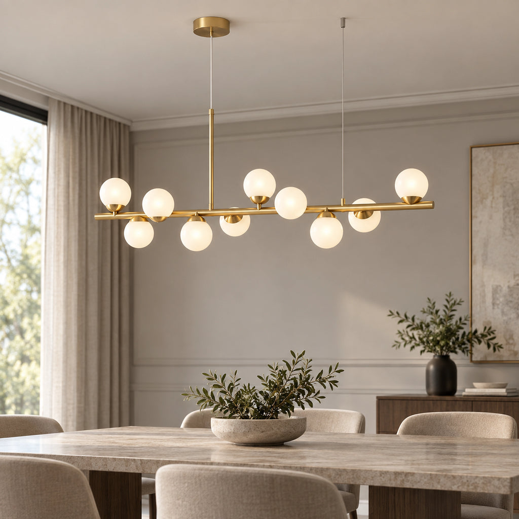 Suspension linéaire dorée à 11 globes opalins