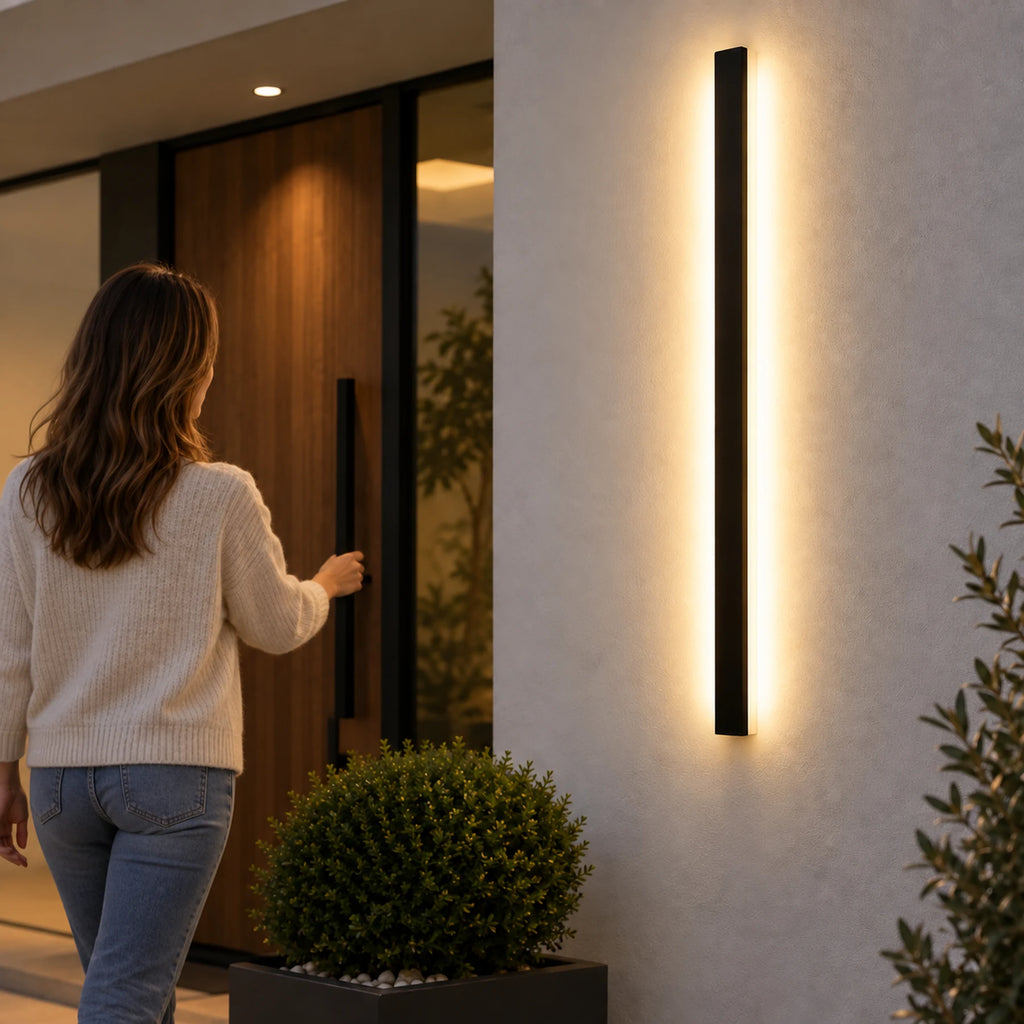 Applique murale extérieure LED noire éclairant une entrée