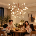 Suspension LED arbre cuivrée au-dessus d’une table familiale