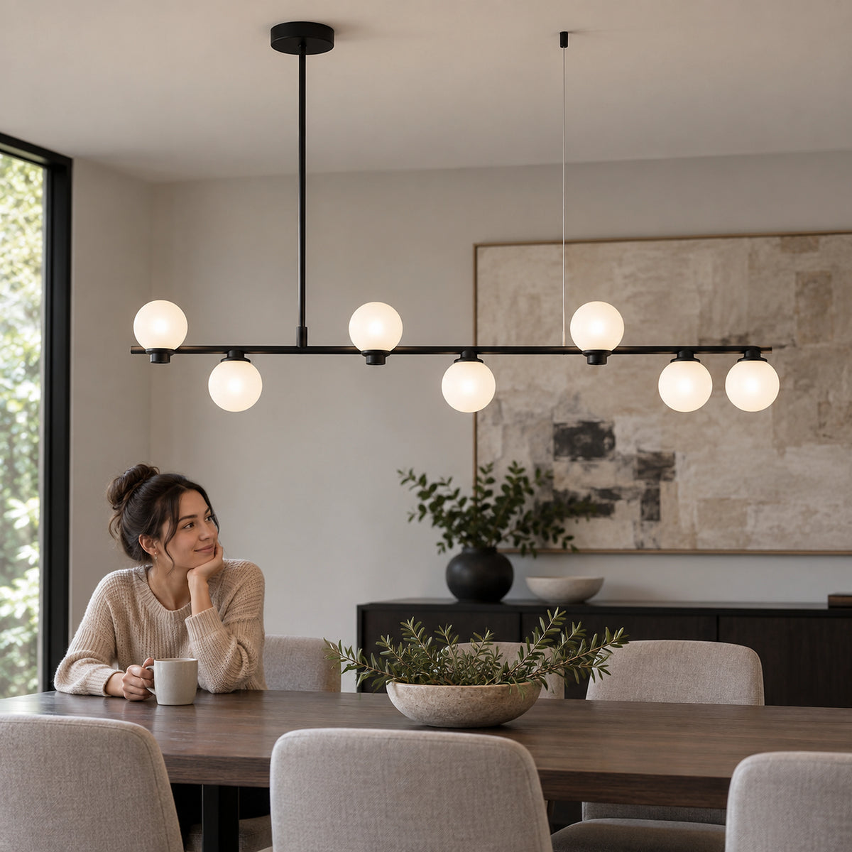 Suspension linéaire noire à 7 globes opalins dans une salle à manger