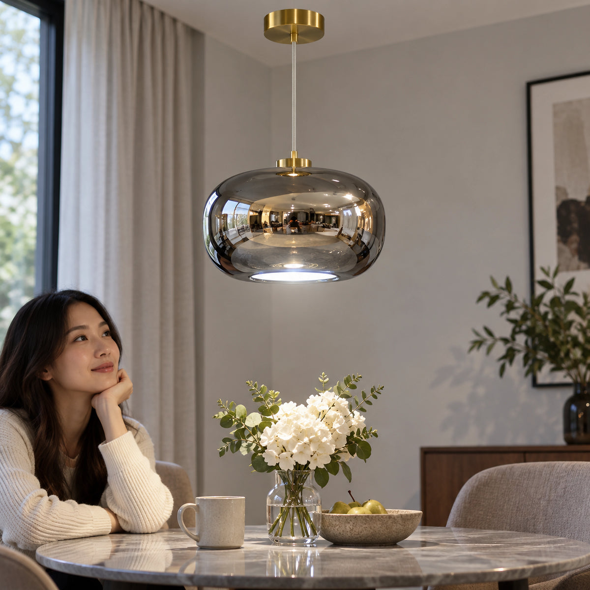 Suspension verre gris fumé 26 cm lumière blanche avec personne