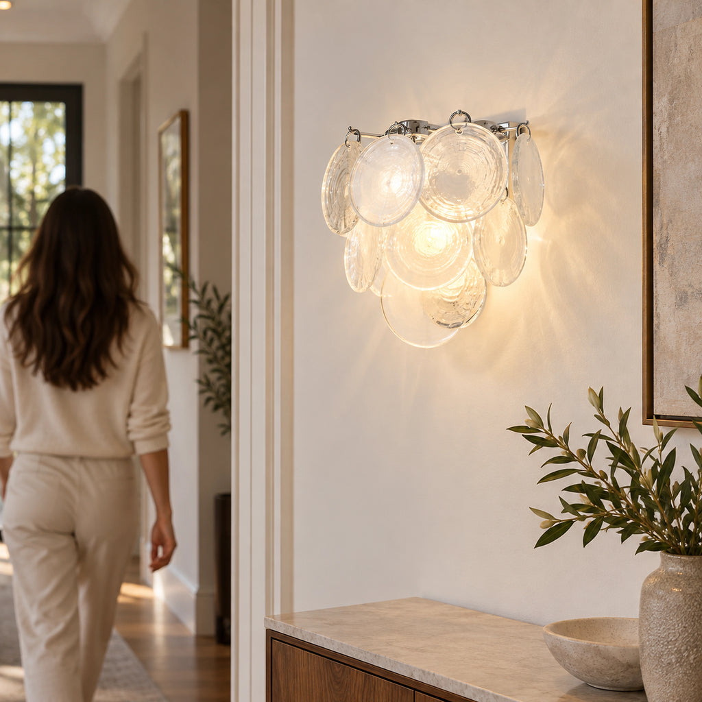 Applique murale pétales en verre blanc dans une entrée