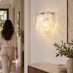 Applique murale pétales en verre blanc dans une entrée