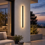 Applique murale LED noire allumée sur une terrasse moderne