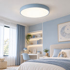 Plafonnier LED bleu dans une chambre claire