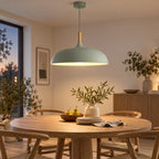 Suspension verte en aluminium et bois au-dessus d’une table