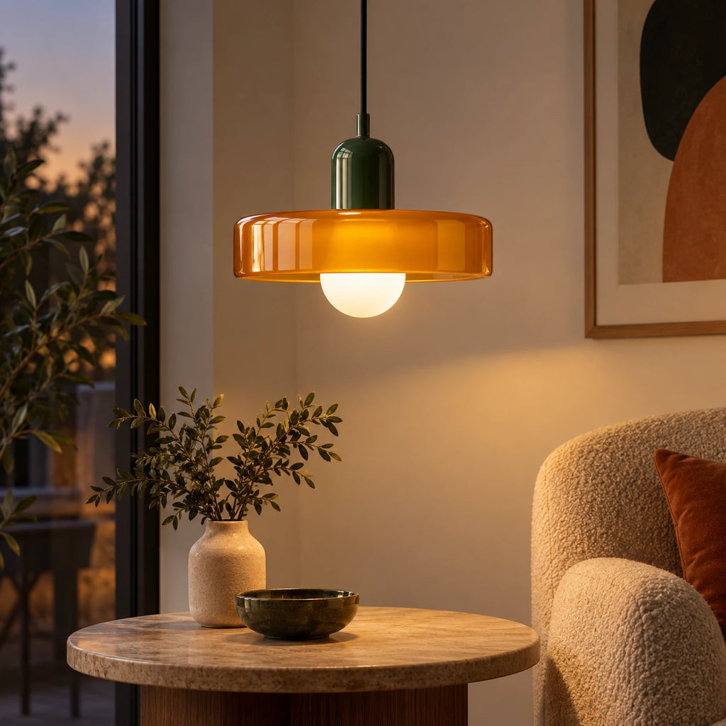 Suspension Bauhaus vert foncé et orange dans un salon