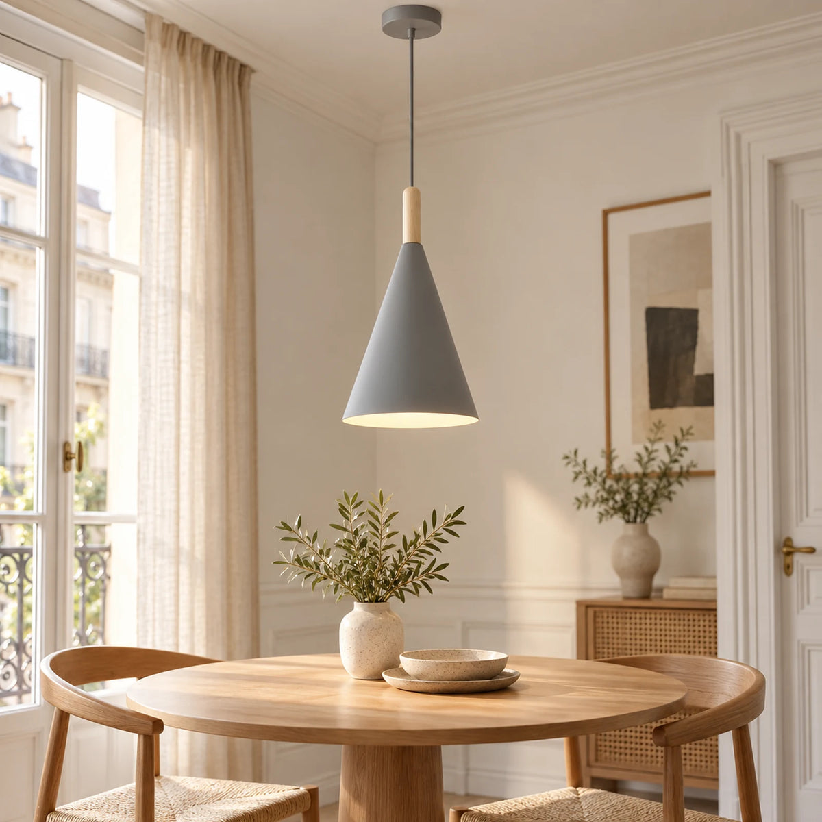 Suspension grise conique installée au-dessus d’une table