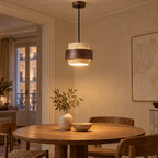 Suspension en pierre et bois au-dessus d’une table