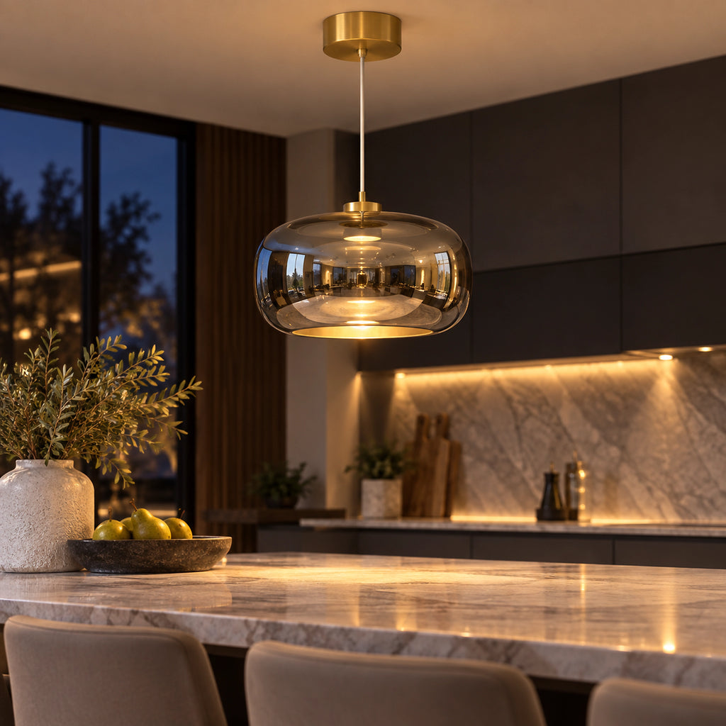Suspension verre gris fumé 33 cm lumière chaleureuse dans une cuisine