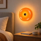 Applique murale donut orange installée dans une chambre