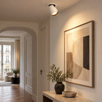 Spot LED orientable blanc éclairant un tableau