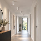 Spots LED cylindriques blancs dans un couloir