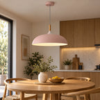 Suspension rose en aluminium installée dans une cuisine