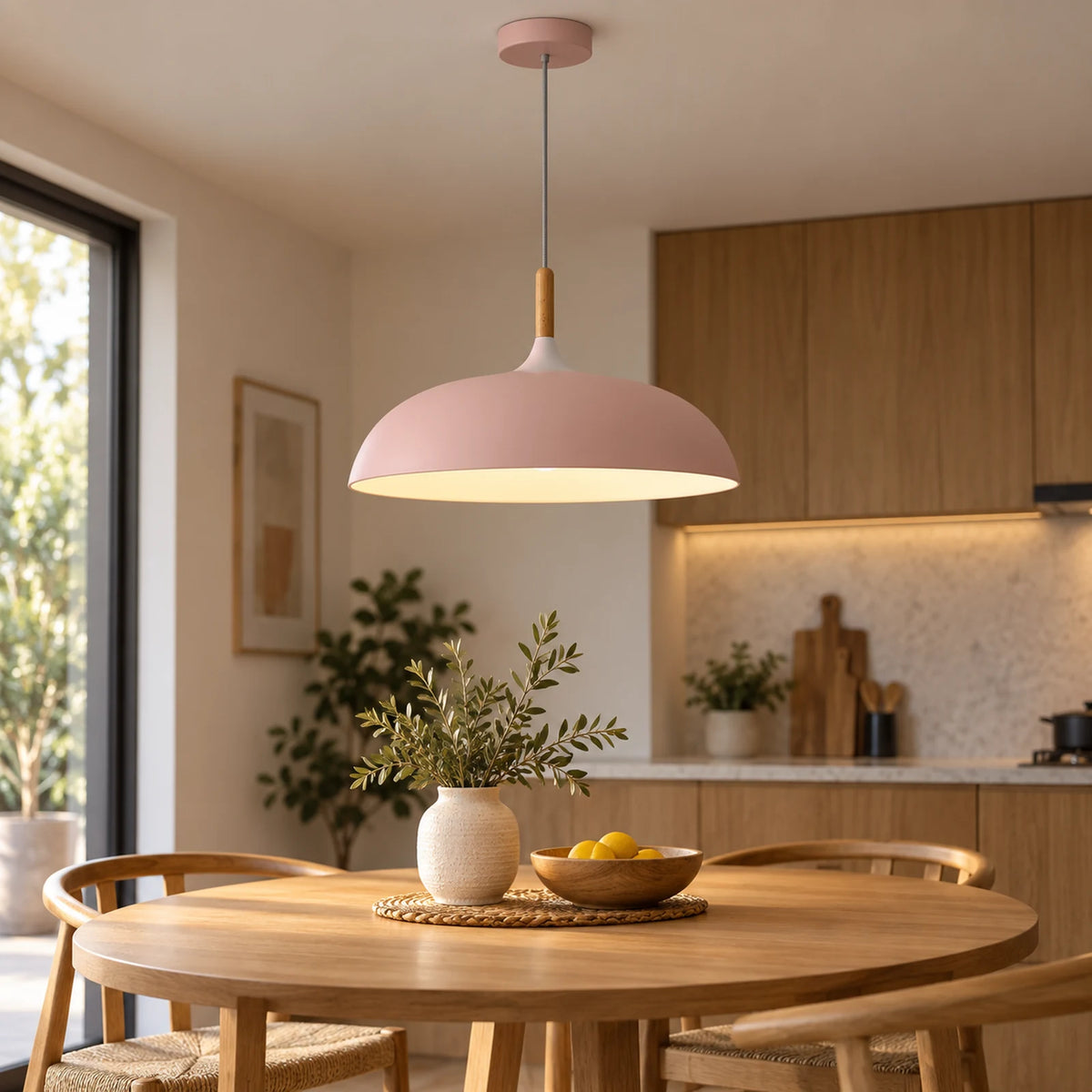 Suspension rose en aluminium installée dans une cuisine