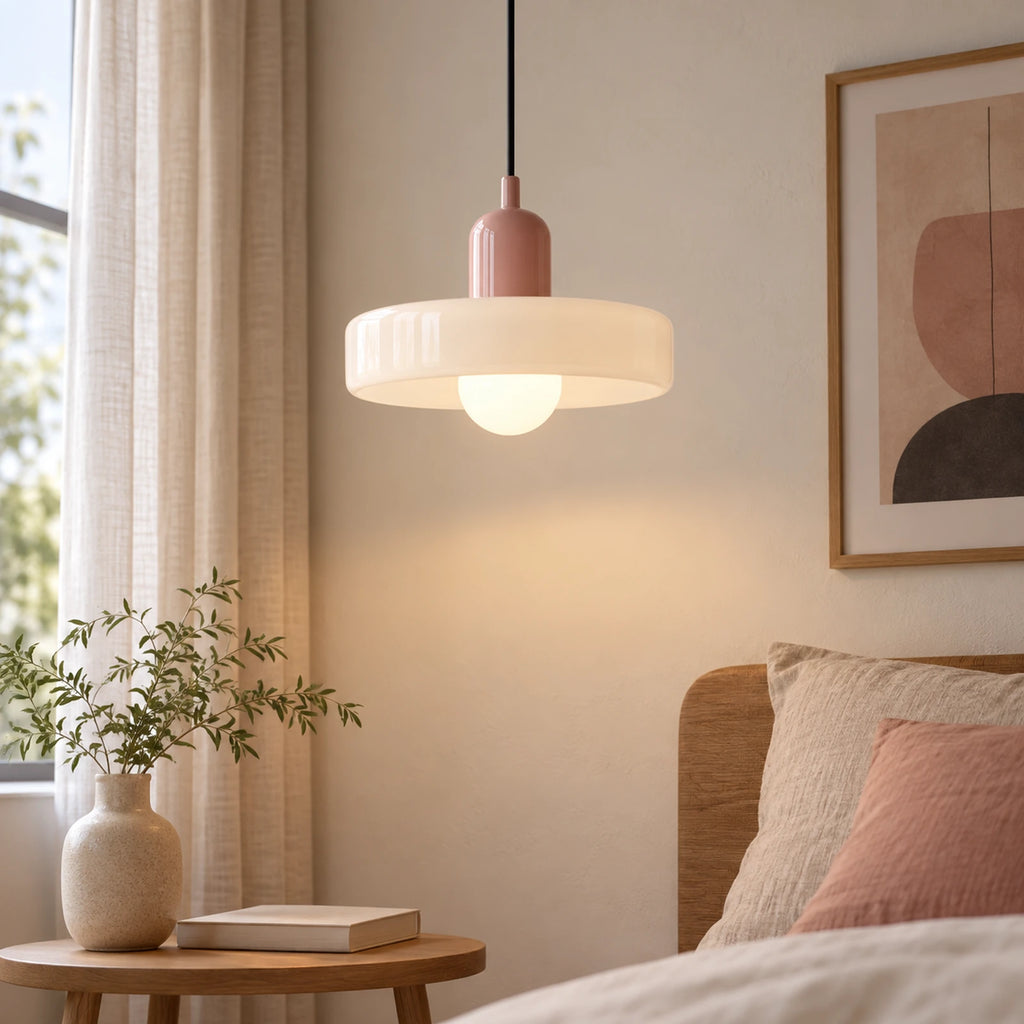 Suspension Bauhaus rose et blanche dans une chambre