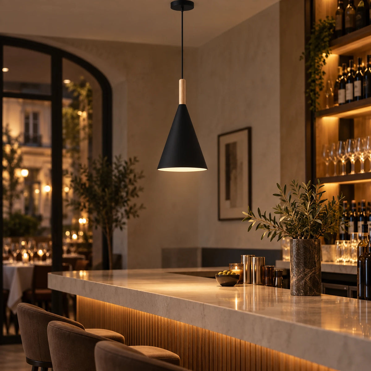 Suspension noire conique en métal et bois dans un bar