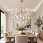 Suspension LED arbre argentée dans une salle à manger