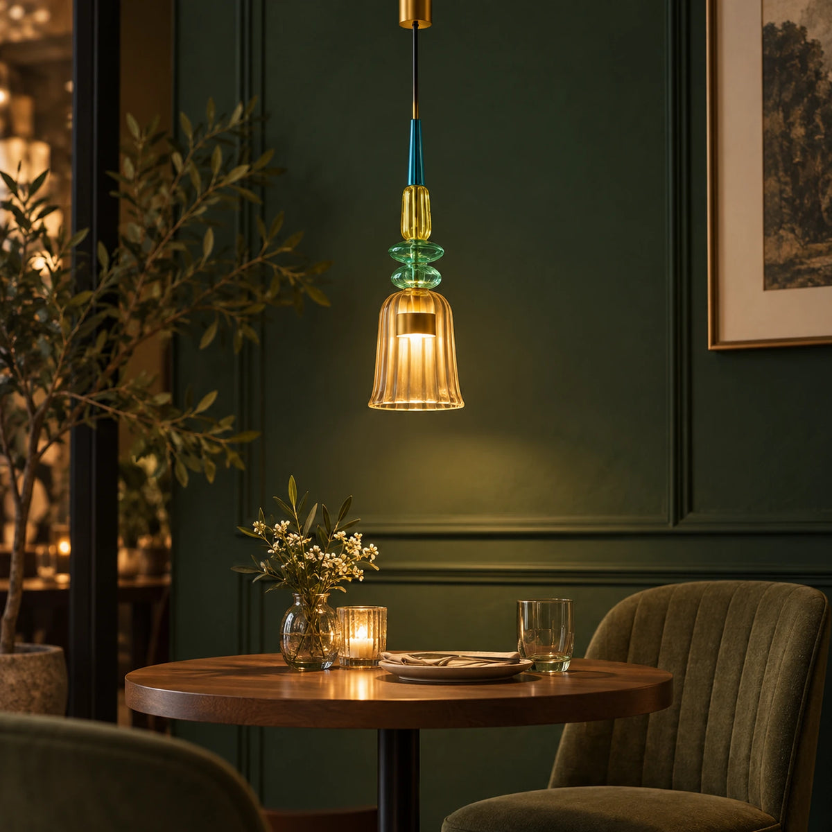 Suspension LED ambre en verre, modèle F, dans un restaurant