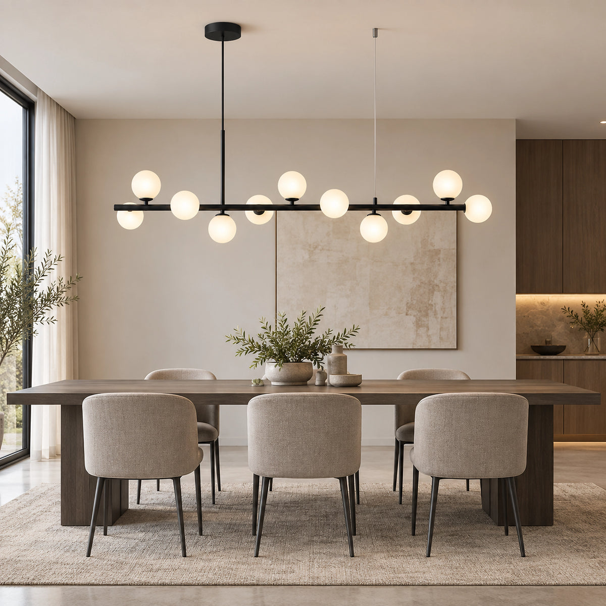 Suspension linéaire noire à 11 globes opalins au-dessus d’une table
