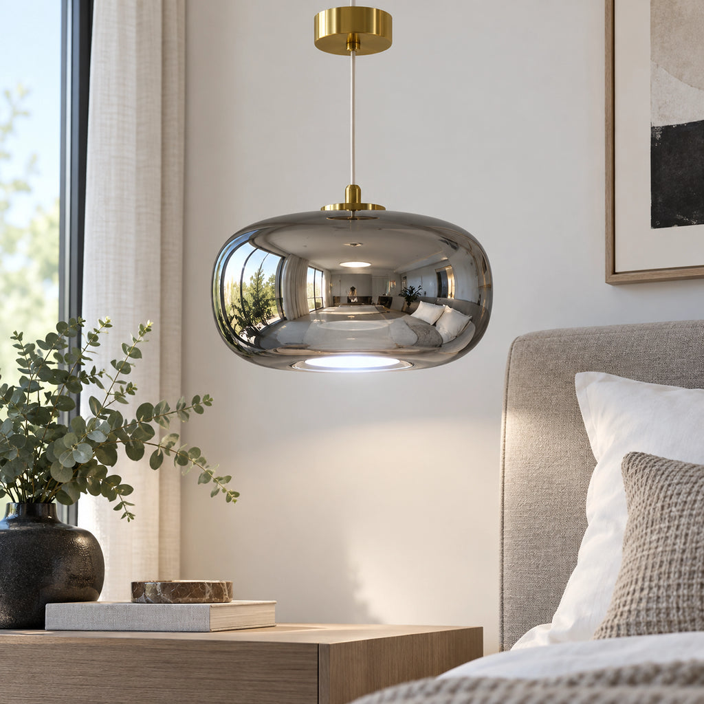 Suspension verre gris fumé 33 cm lumière blanche près d’un lit