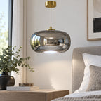Suspension verre gris fumé 33 cm lumière blanche près d’un lit