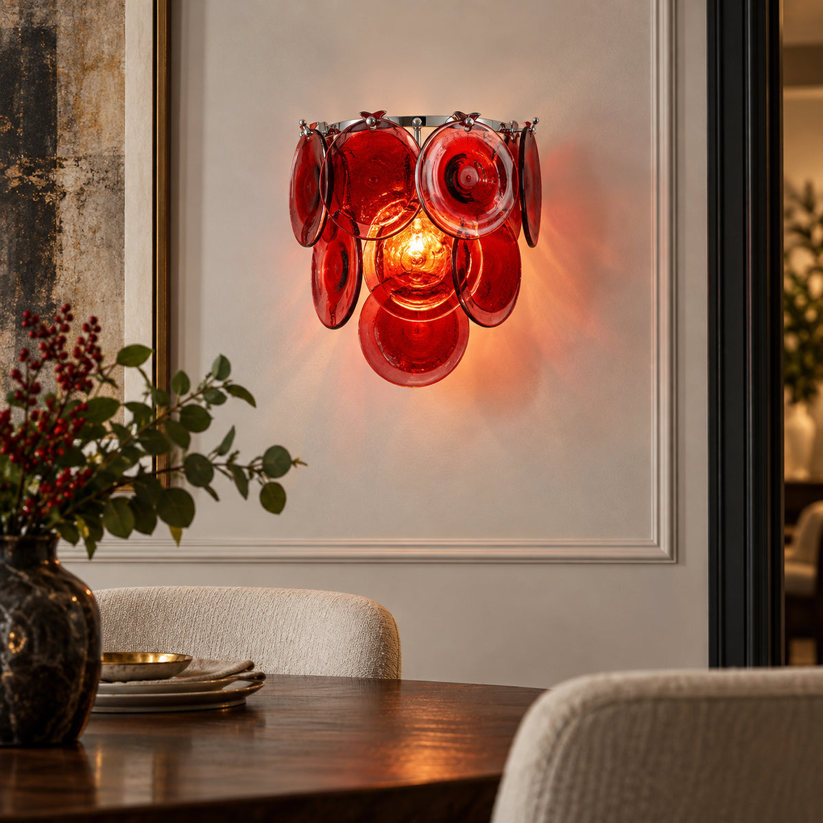 Applique murale pétales en verre rouge rubis dans une salle à manger