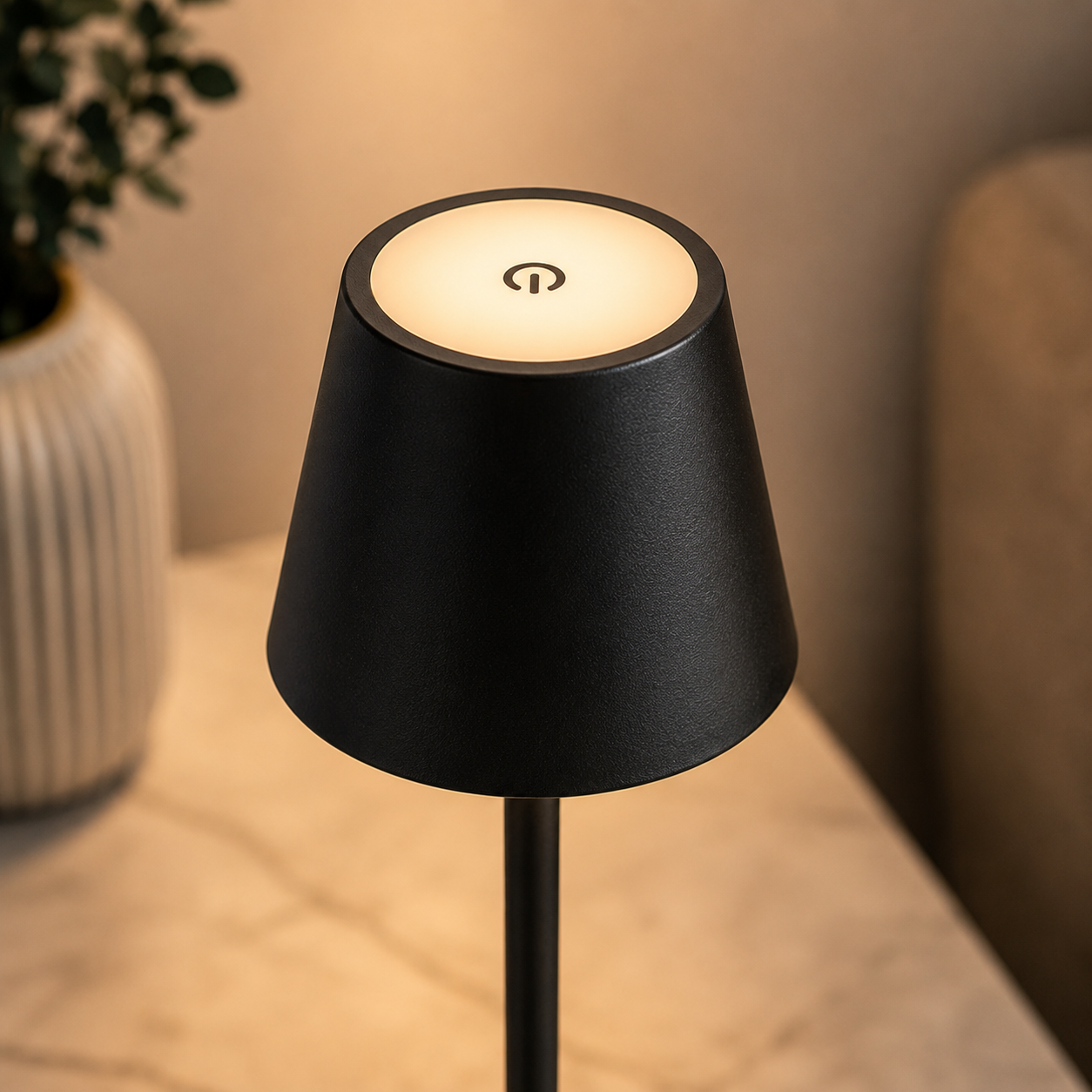 Détail de l’abat-jour conique et de la commande tactile de la lampe noire