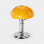 Lampe champignon orange à abat-jour arrondi et pied en métal chromé, vue de face