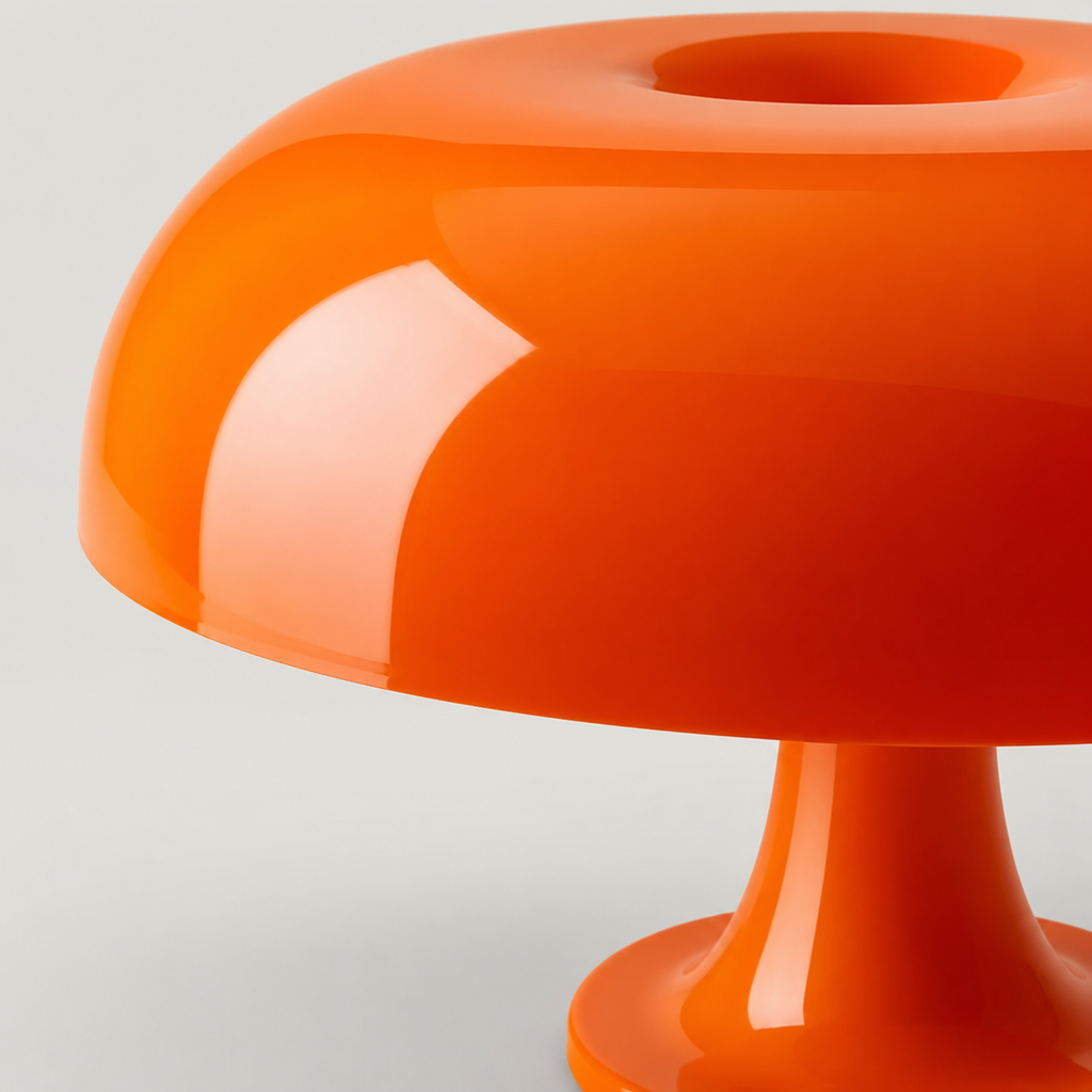 Détail de l’abat-jour arrondi et du pied de la lampe champignon orange