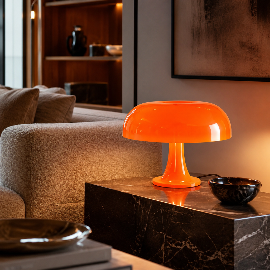 Lampe champignon orange allumée sur une console en bois foncé dans un salon