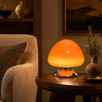 Lampe champignon tactile orange allumée sur une table ronde dans un salon