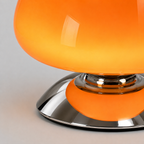 Détail du socle chromé et de l’abat-jour en verre de la lampe champignon orange